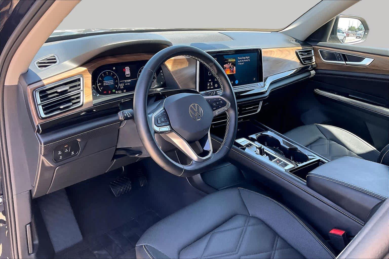 Used 2025 Volkswagen Atlas SE AWD/4WD image 17