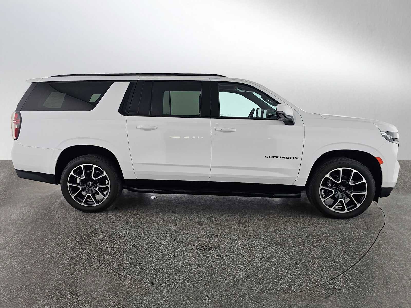 Used 2024 Chevrolet Suburban RST w/ Luxury Package image 2