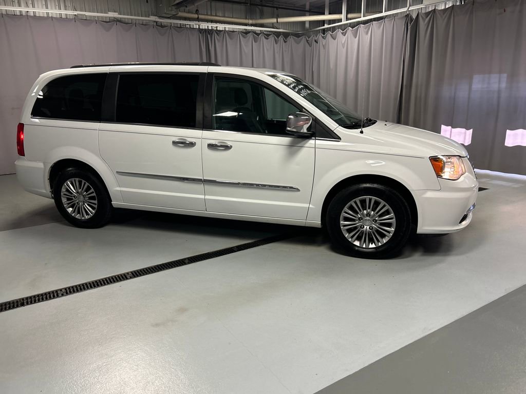 Used 2016 Chrysler Town & Country Touring-L FWD image 8