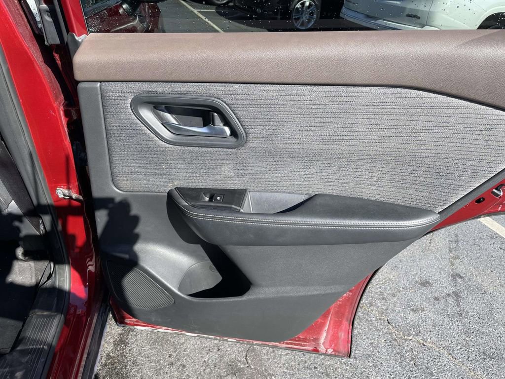 Used 2022 Nissan Rogue SV image 34