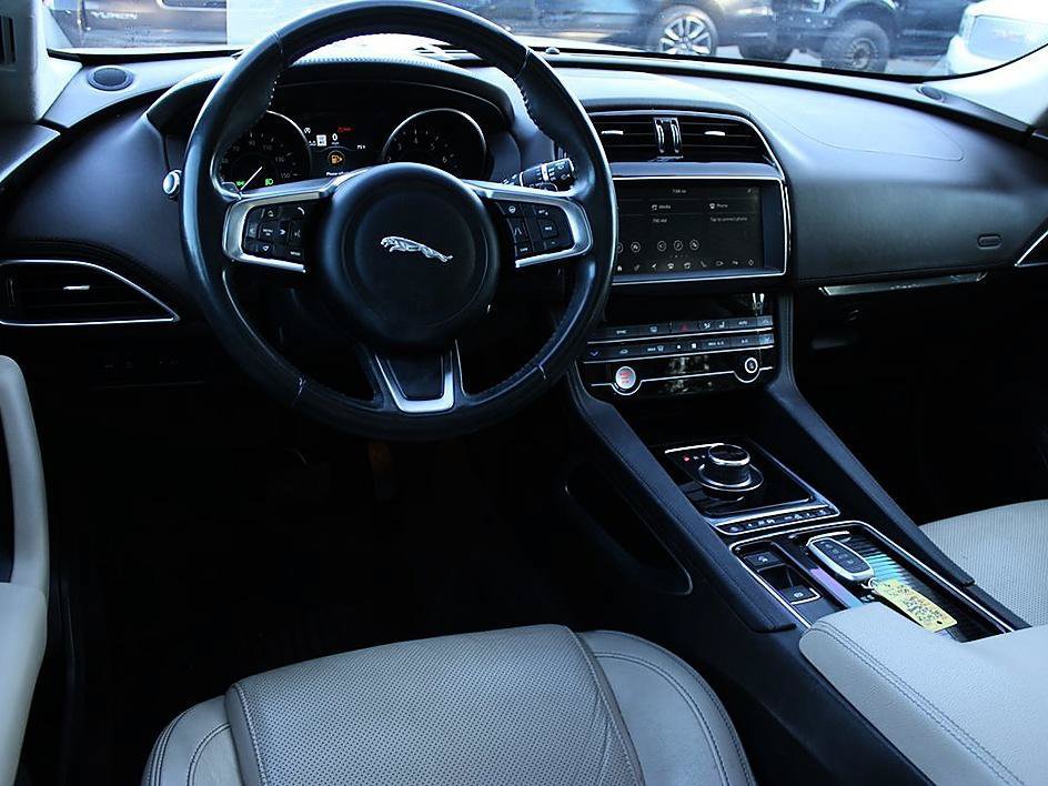 Used 2020 Jaguar F-PACE Prestige AWD/4WD image 16