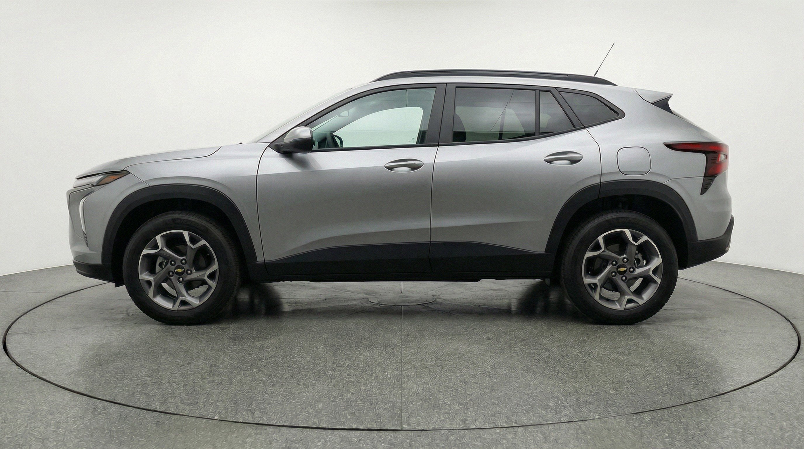 Used 2025 Chevrolet Trax LT w/ LT Convenience Package image 5