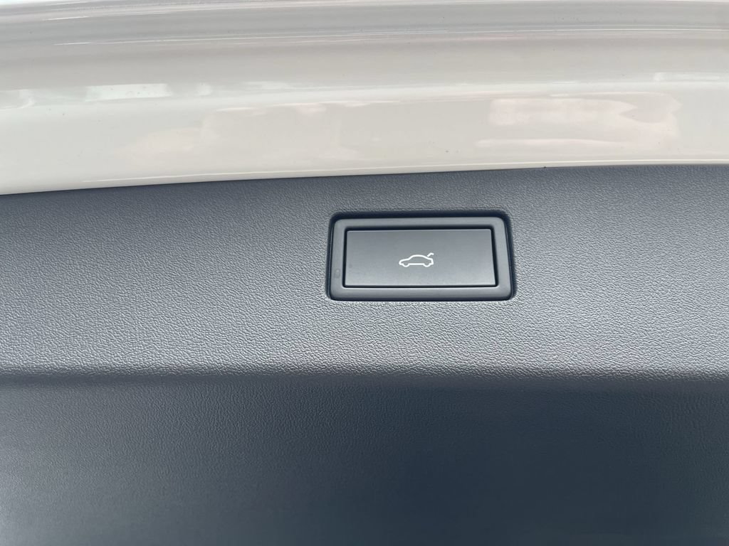 Certified 2026 Volkswagen Tiguan SEL R-Line AWD/4WD image 40