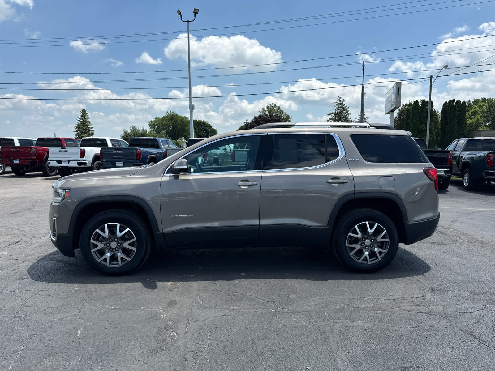 Certified 2023 GMC Acadia SLE w/ Driver Convenience Package AWD/4WD image 2