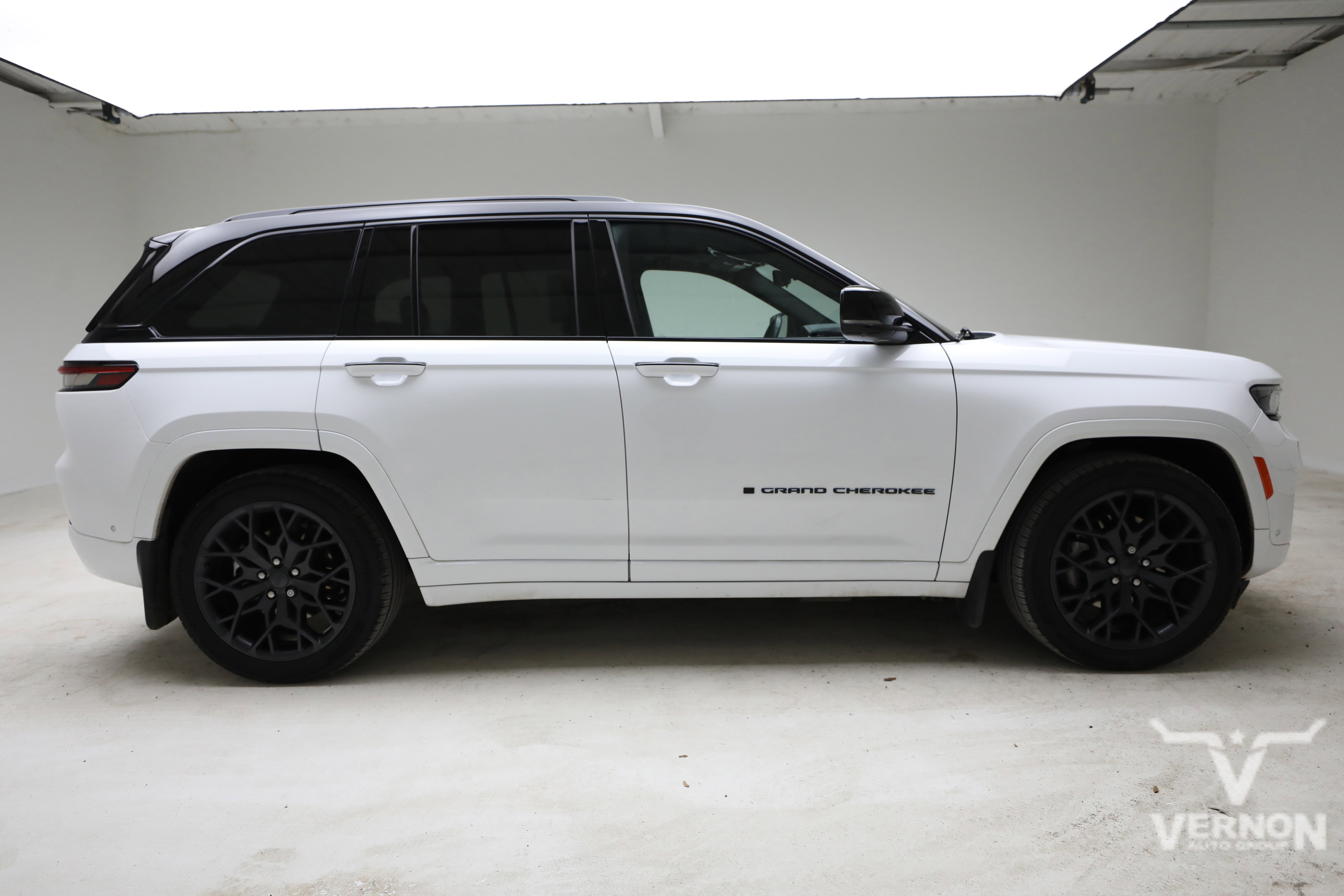 Used 2023 Jeep Grand Cherokee Summit AWD/4WD image 6