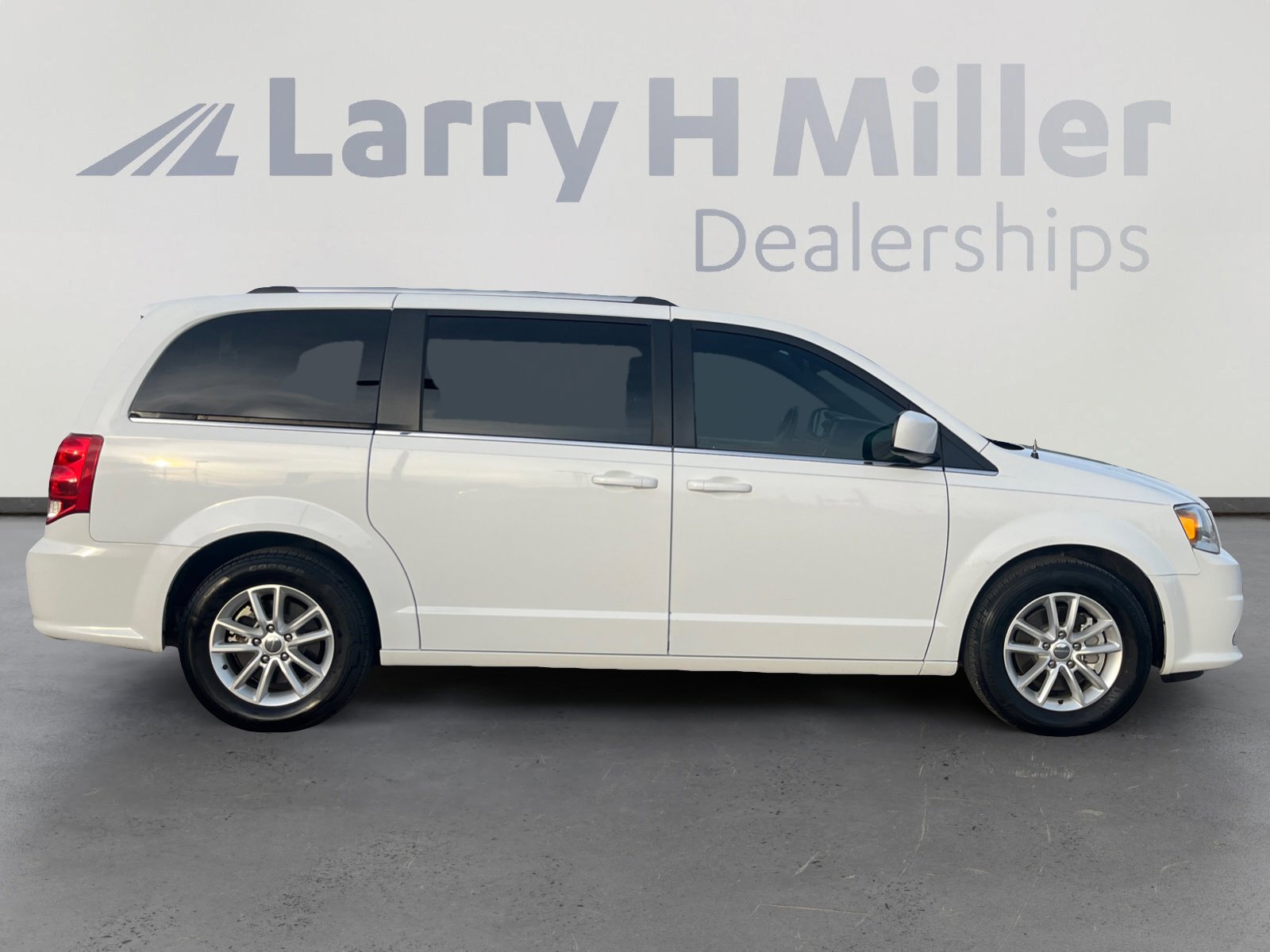 Used 2018 Dodge Grand Caravan SXT w/ Driver Convenience Group image 6