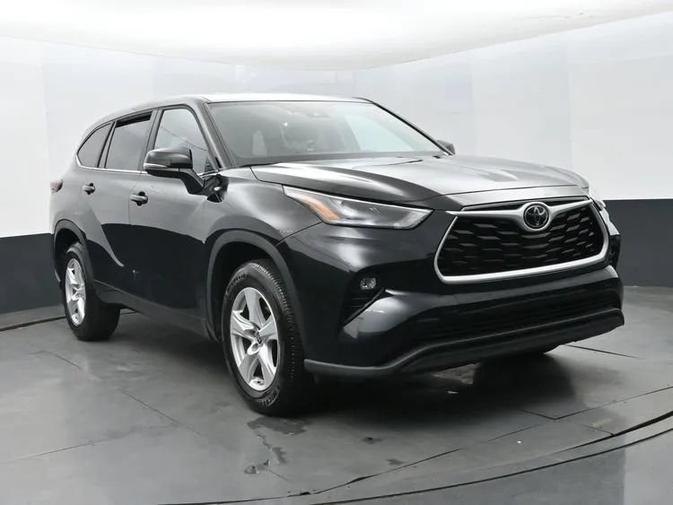 Used 2025 Toyota Highlander LE FWD image 2
