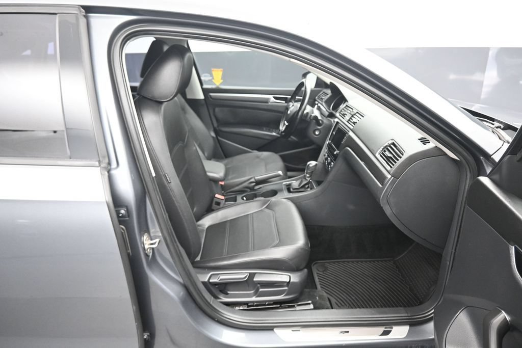 Used 2018 Volkswagen Passat 2.0T R-Line FWD image 40