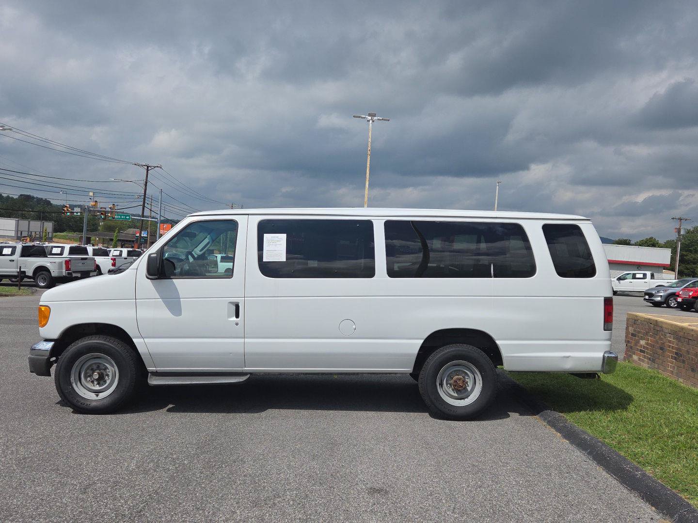 Used 2007 Ford E-350 and Econoline 350 XLT RWD image 5