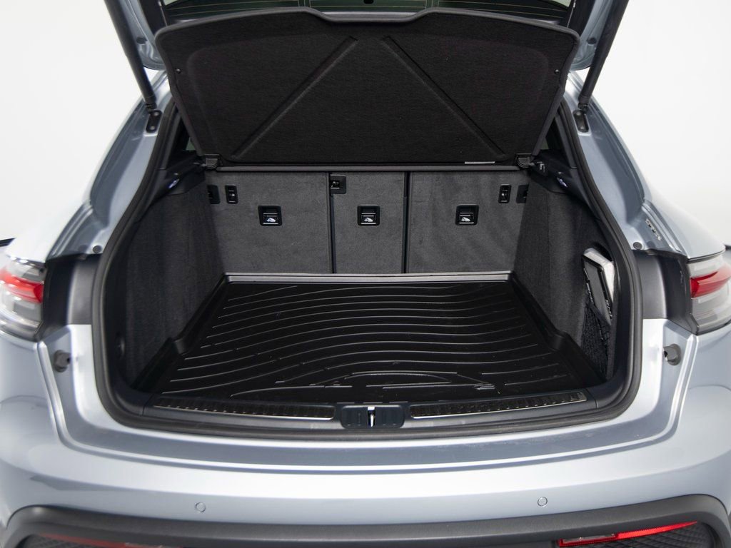 Certified 2025 Porsche Macan AWD/4WD image 39