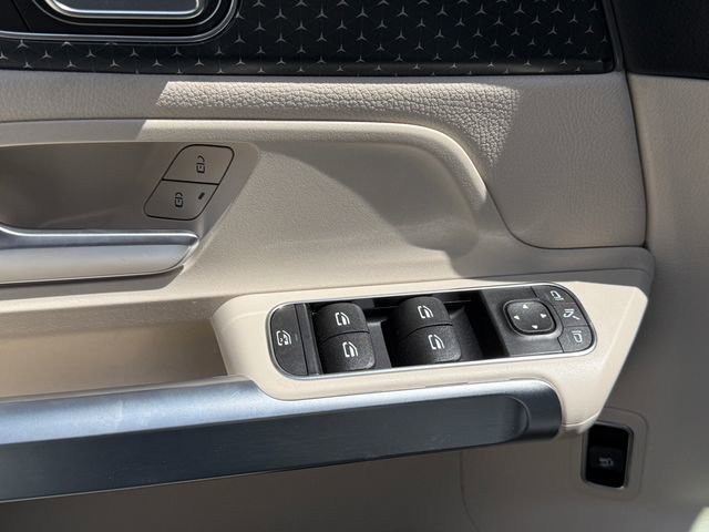 Used 2025 Mercedes-Benz GLB 250 4MATIC image 13
