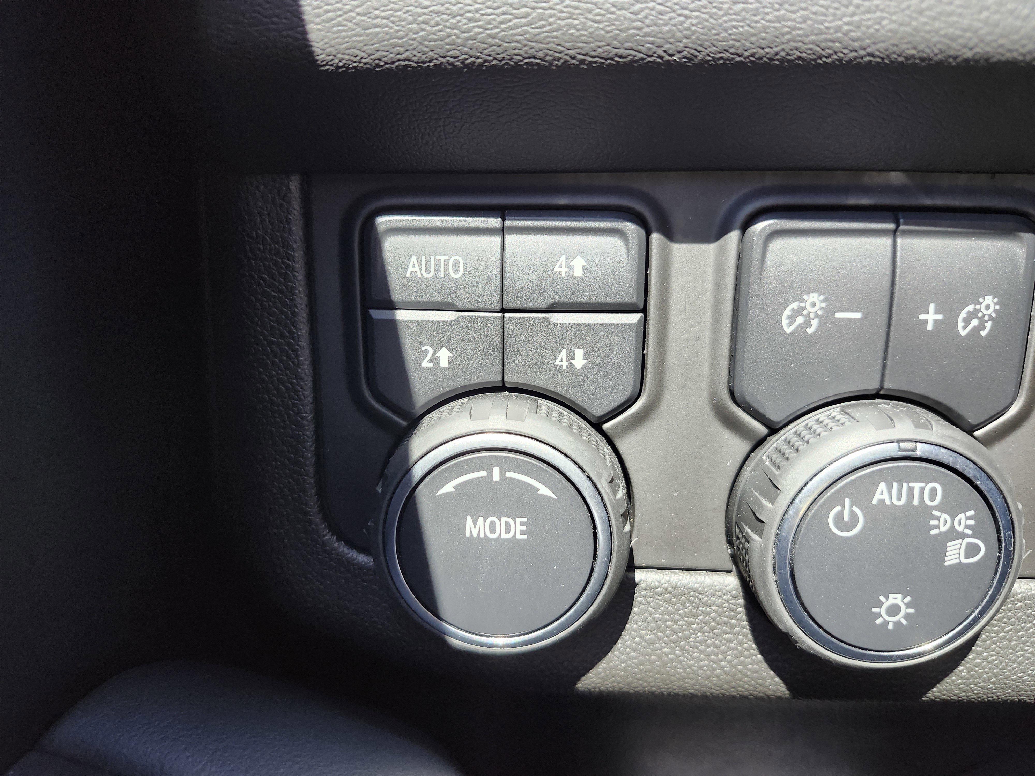 Used 2023 Chevrolet Suburban Z71 w/ Luxury Package image 12