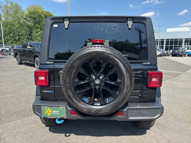 Used 2023 Jeep Wrangler Unlimited Sahara AWD/4WD image 16