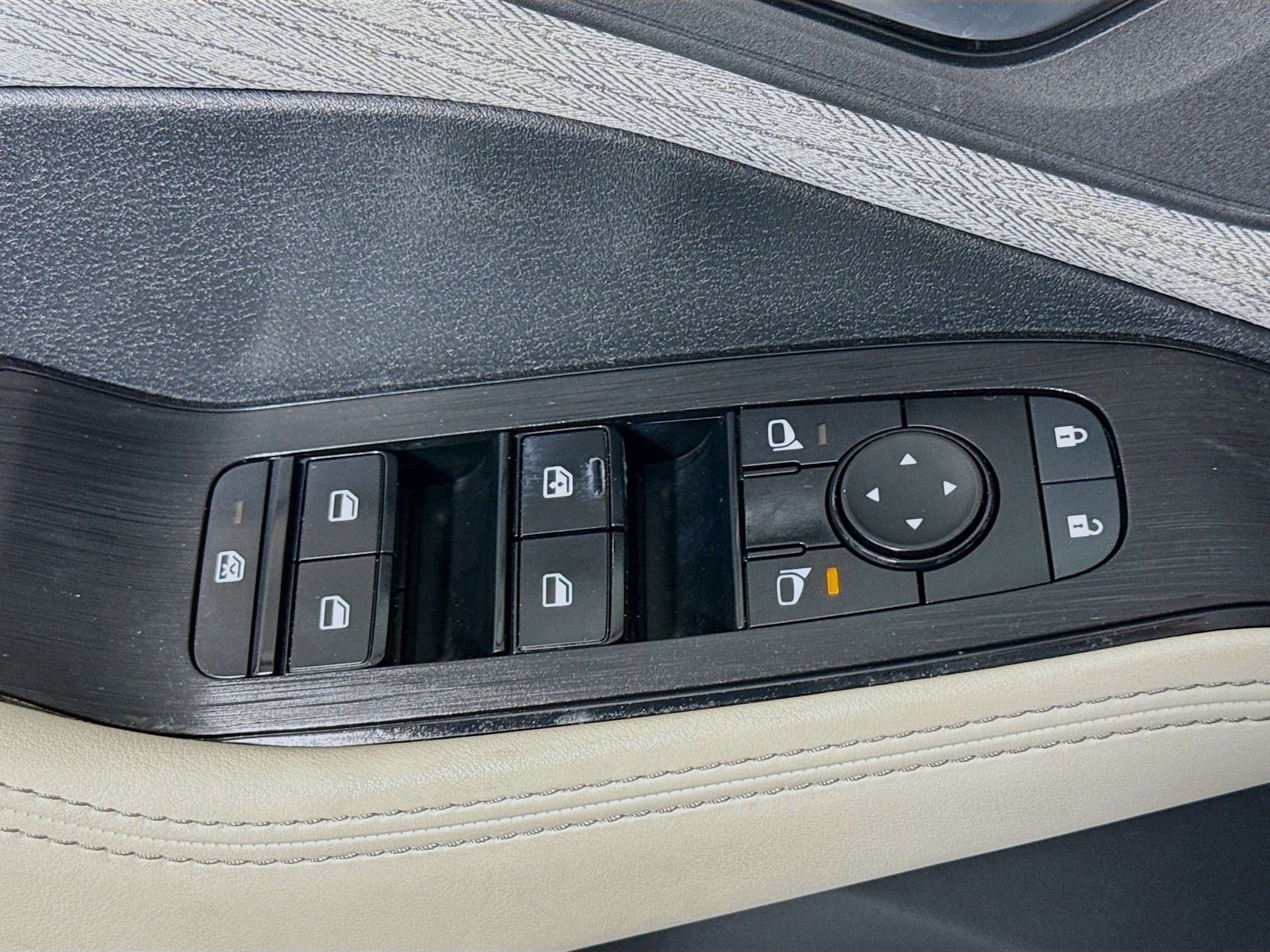 Used 2023 Nissan Rogue SV image 24