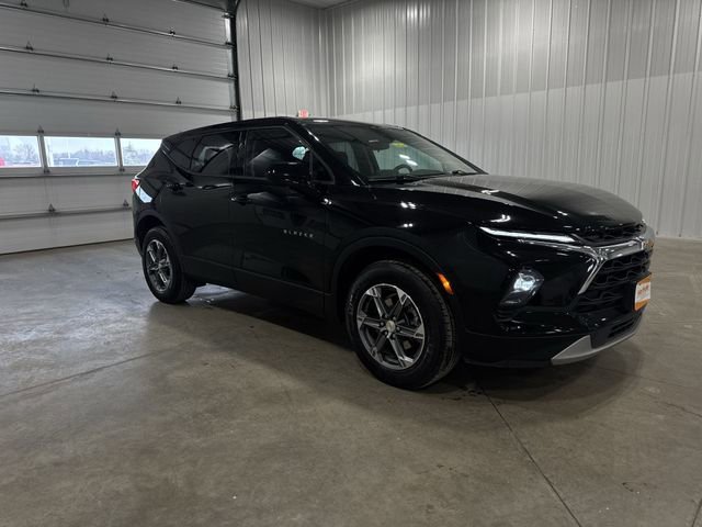 Used 2025 Chevrolet Blazer LT AWD/4WD image 2
