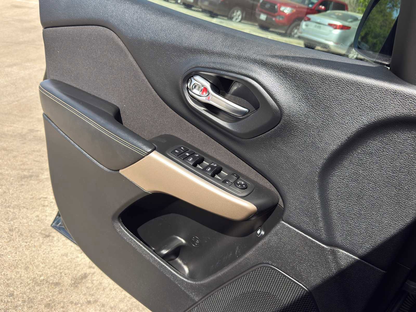 Used 2018 Jeep Cherokee Latitude w/ Altitude Package image 22