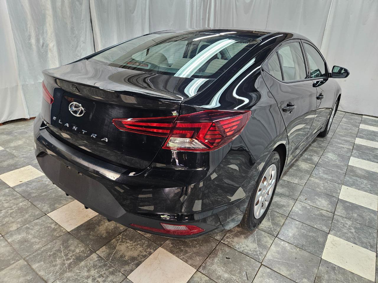 Used 2019 Hyundai Elantra SE FWD image 5