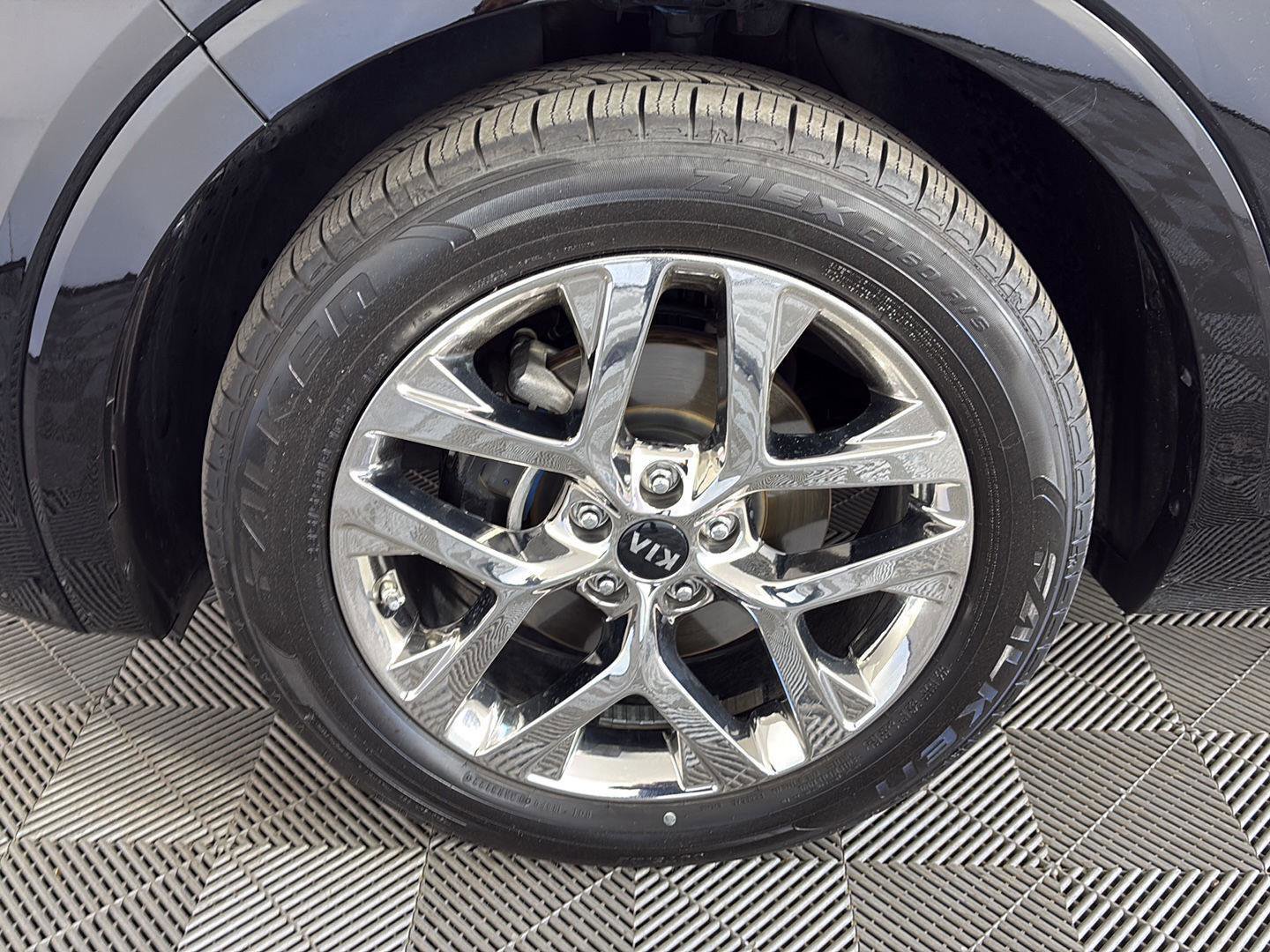 Used 2019 Kia Sorento SX image 16