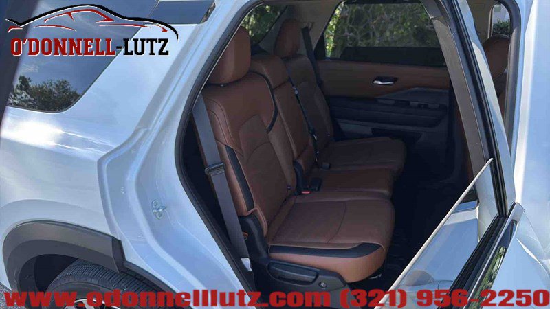Used 2025 Nissan Pathfinder Platinum image 14