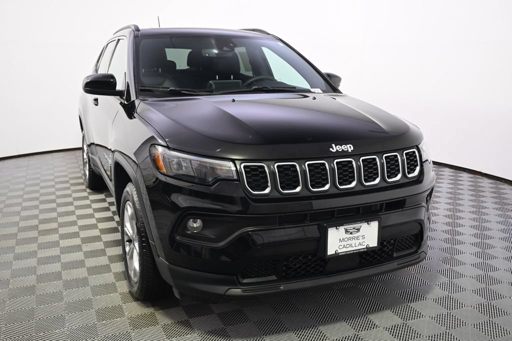 Used 2025 Jeep Compass Latitude w/ Sun & Sound Group AWD/4WD image 7