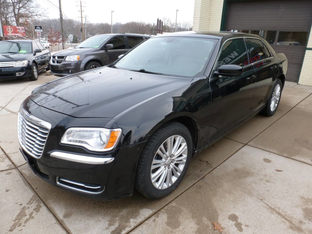 Used 2014 Chrysler 300 AWD image 4