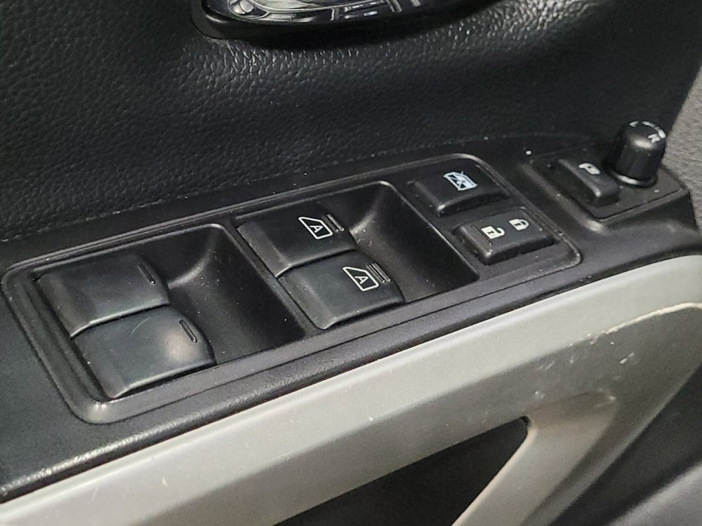 Used 2018 Nissan Titan SL image 27