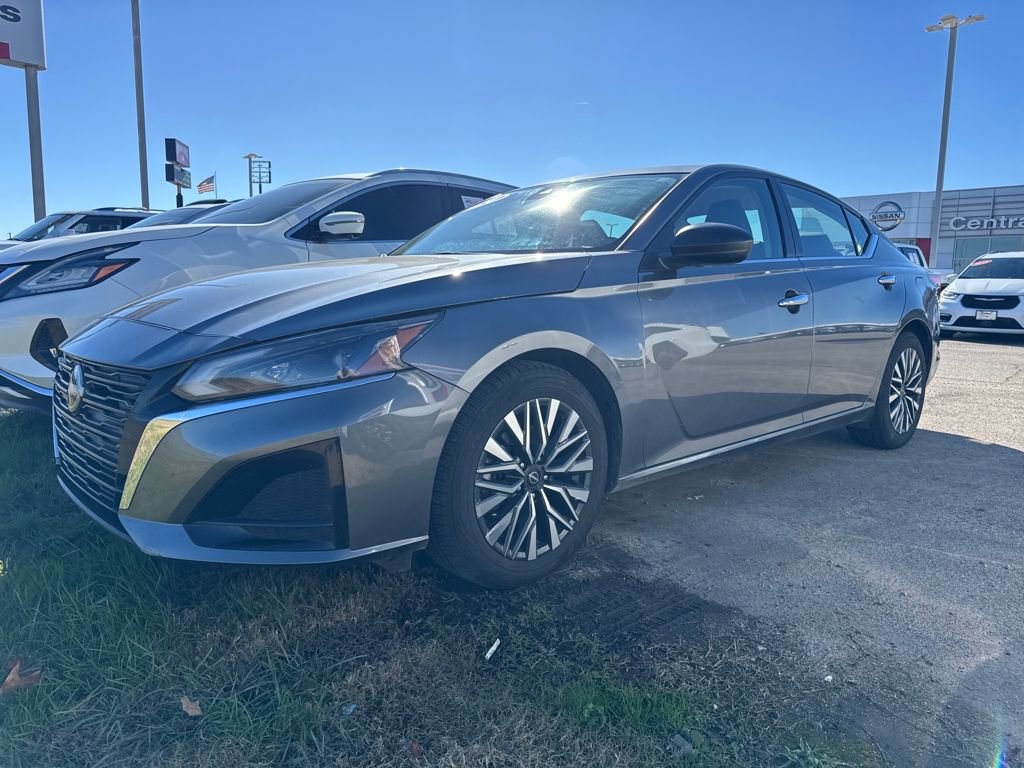 Used 2024 Nissan Altima 2.5 SV image 1