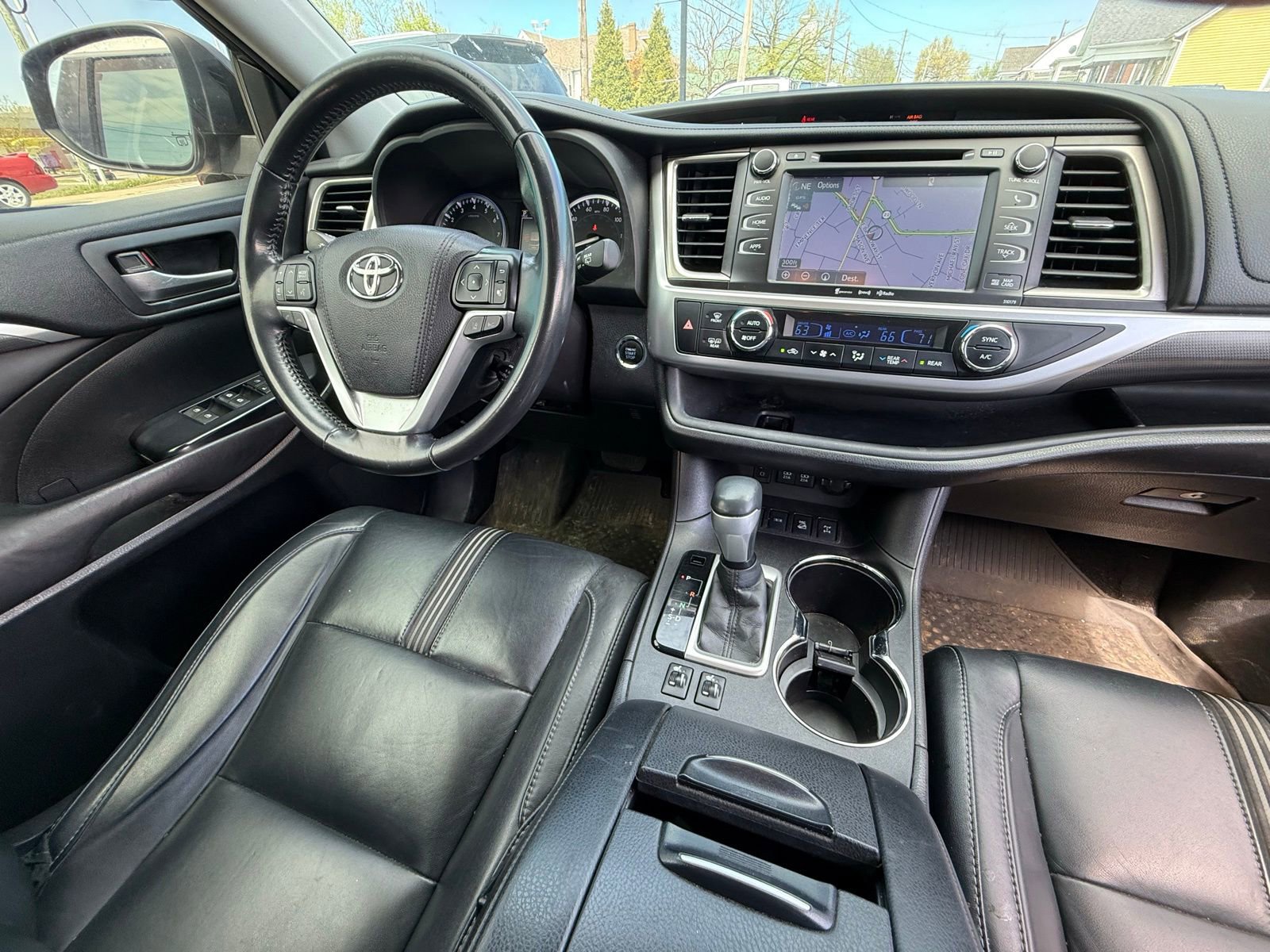 Used 2017 Toyota Highlander SE AWD/4WD image 3