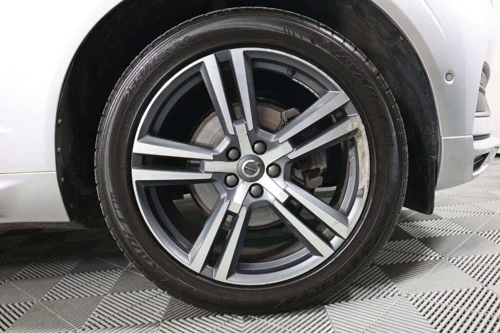 Used 2018 Volvo XC60 T5 Momentum w/ Vision Package AWD/4WD image 6