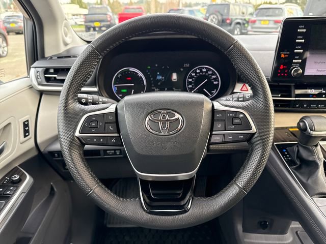 Used 2023 Toyota Sienna Limited image 19