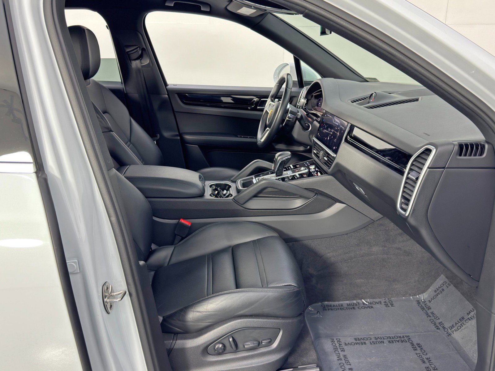 Used 2023 Porsche Cayenne Platinum Edition w/ Premium Package image 16