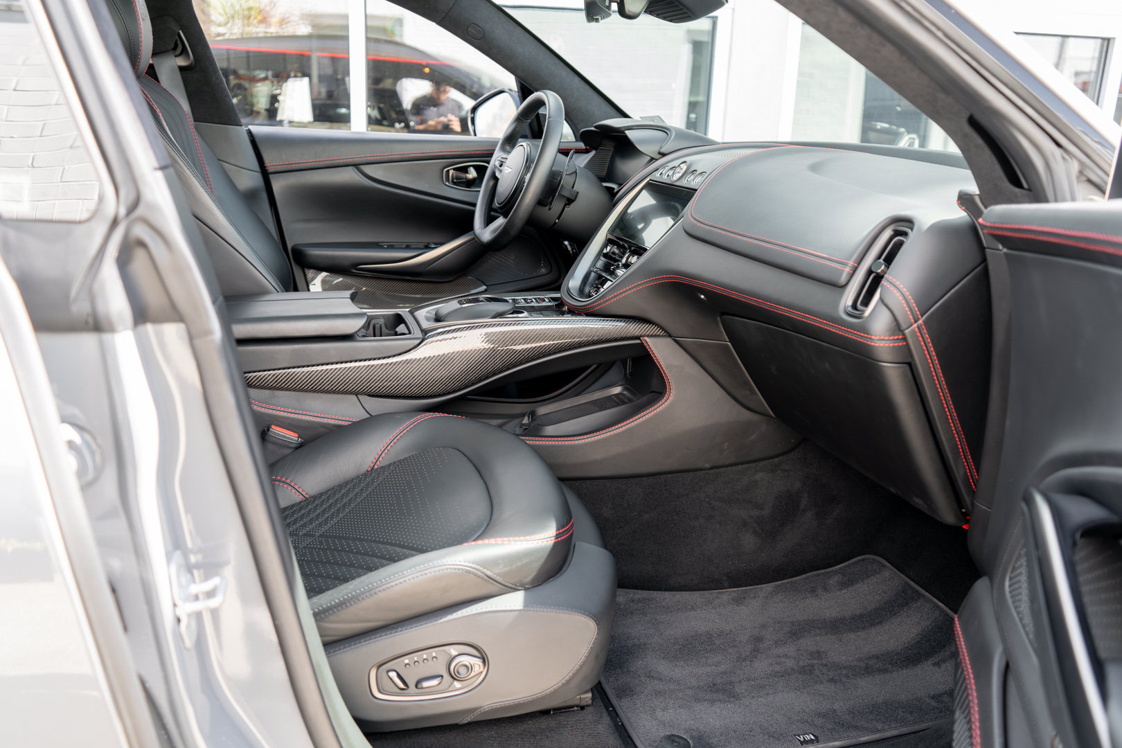 Used 2022 Aston Martin DBX AWD/4WD image 32