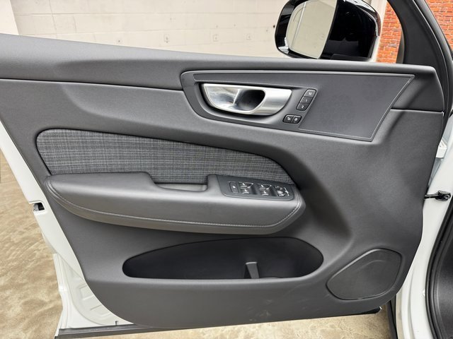 Used 2024 Volvo XC60 B5 Core image 10