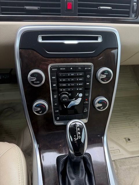 Used 2016 Volvo XC70 T5 Premier w/ Proximity Package image 27