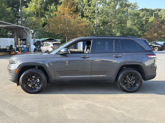 Used 2024 Jeep Grand Cherokee Altitude AWD/4WD image 10