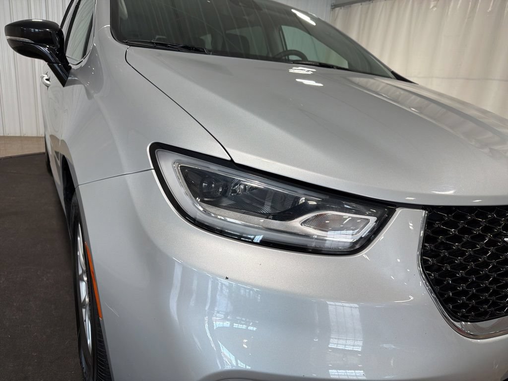 Used 2024 Chrysler Pacifica Touring-L FWD image 13