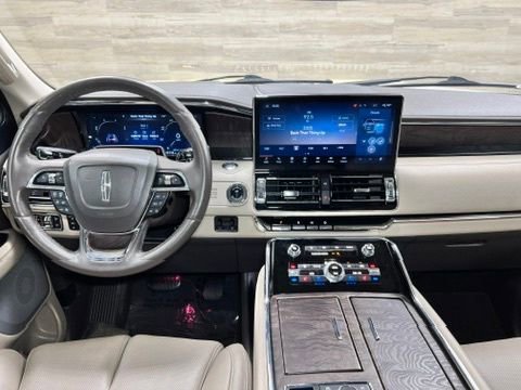 Used 2023 Lincoln Navigator Reserve AWD/4WD image 2