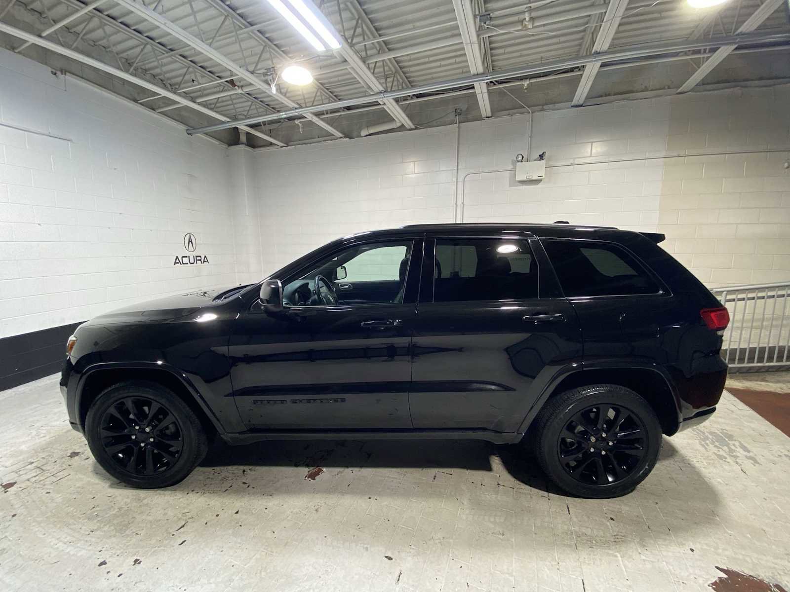 Used 2019 Jeep Grand Cherokee Altitude image 3