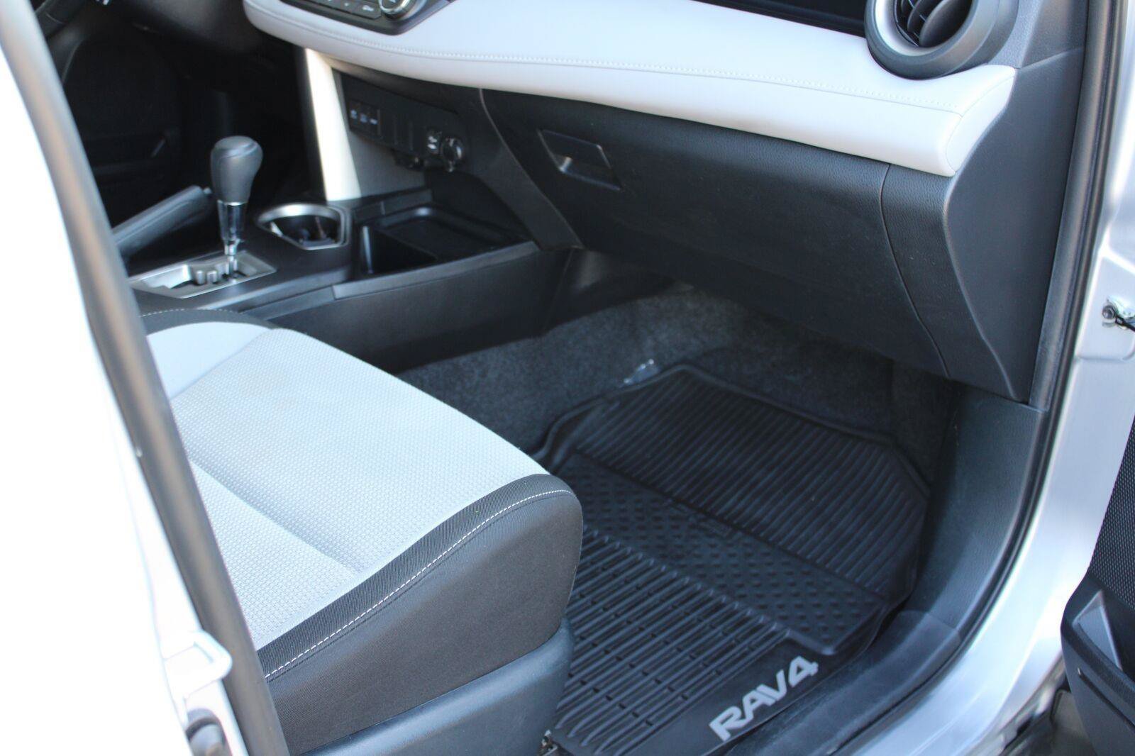 Used 2018 Toyota RAV4 XLE AWD/4WD image 40