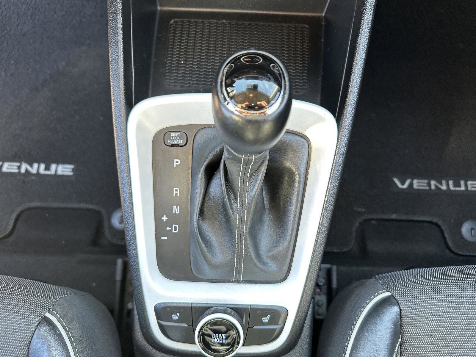 Used 2022 Hyundai Venue Limited image 31