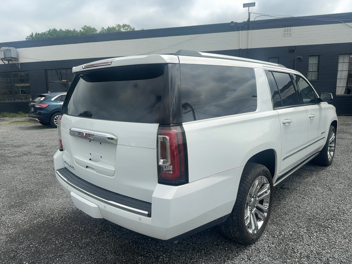 Used 2017 GMC Yukon XL Denali w/ Open Road Package AWD/4WD image 2
