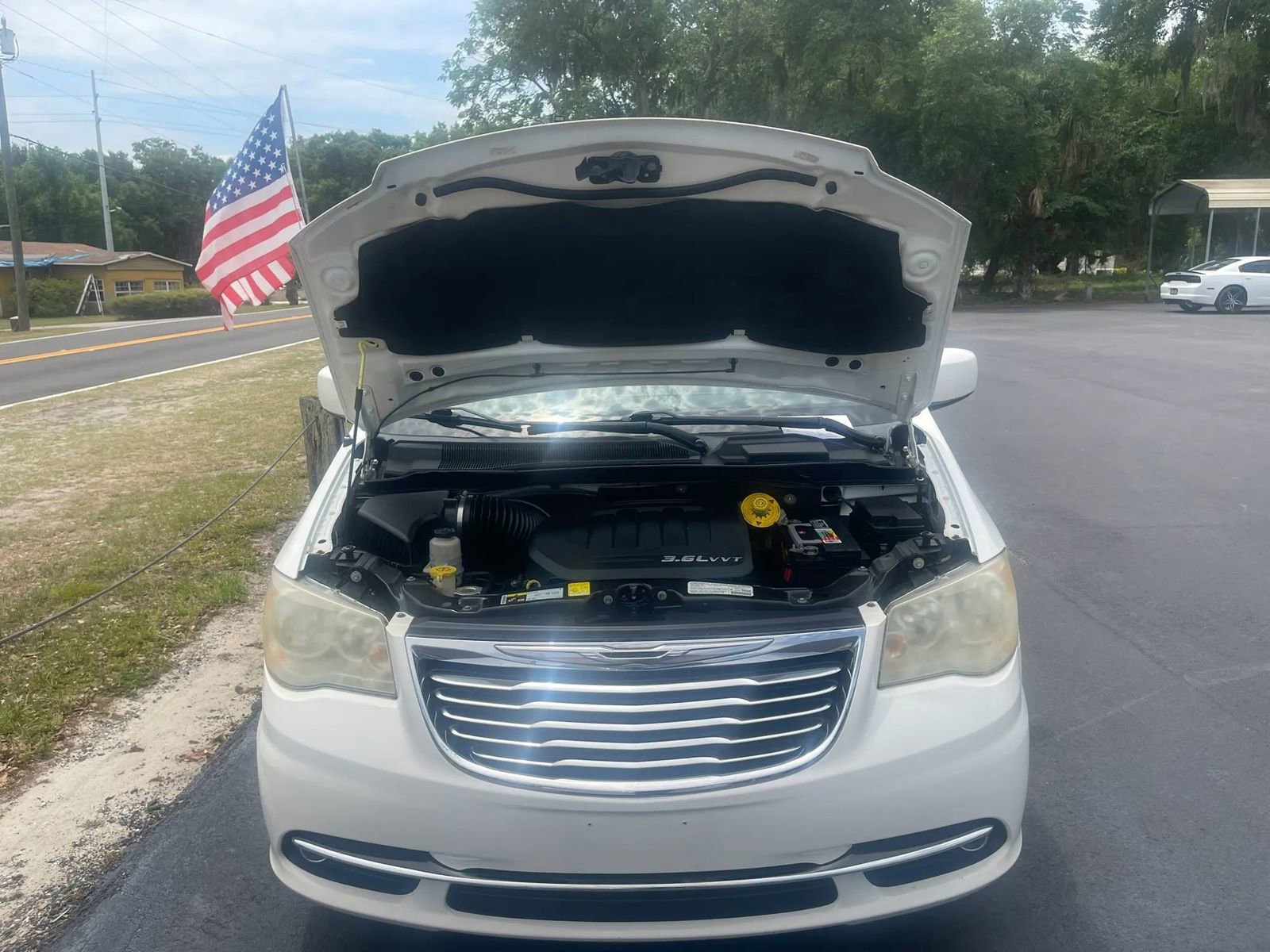 Used 2013 Chrysler Town & Country Touring FWD image 27