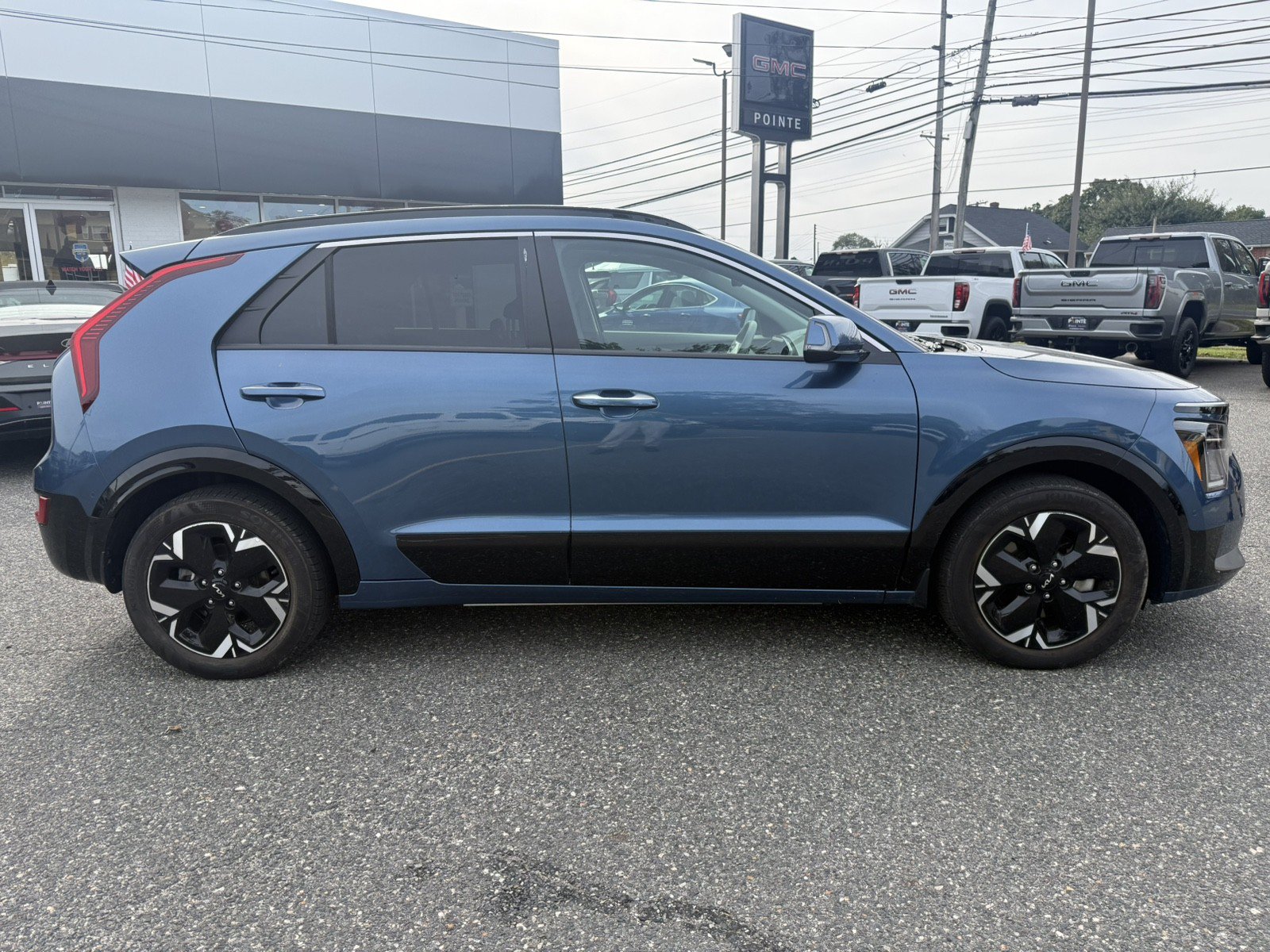 Used 2023 Kia Niro Wave FWD image 2