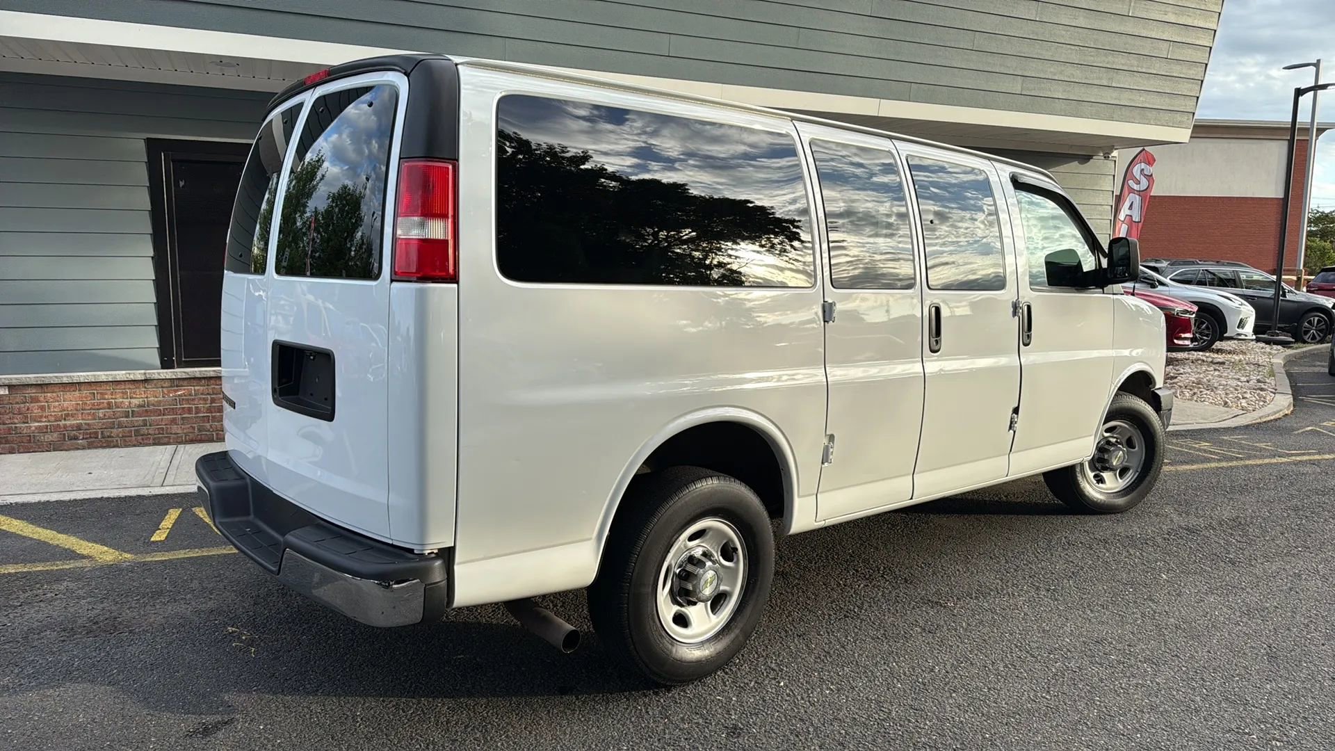 Used 2016 Chevrolet Express 2500 LT w/ LT Preferred Equipment Group RWD image 4