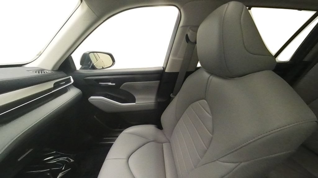 Certified 2024 Toyota Highlander XLE AWD/4WD image 32