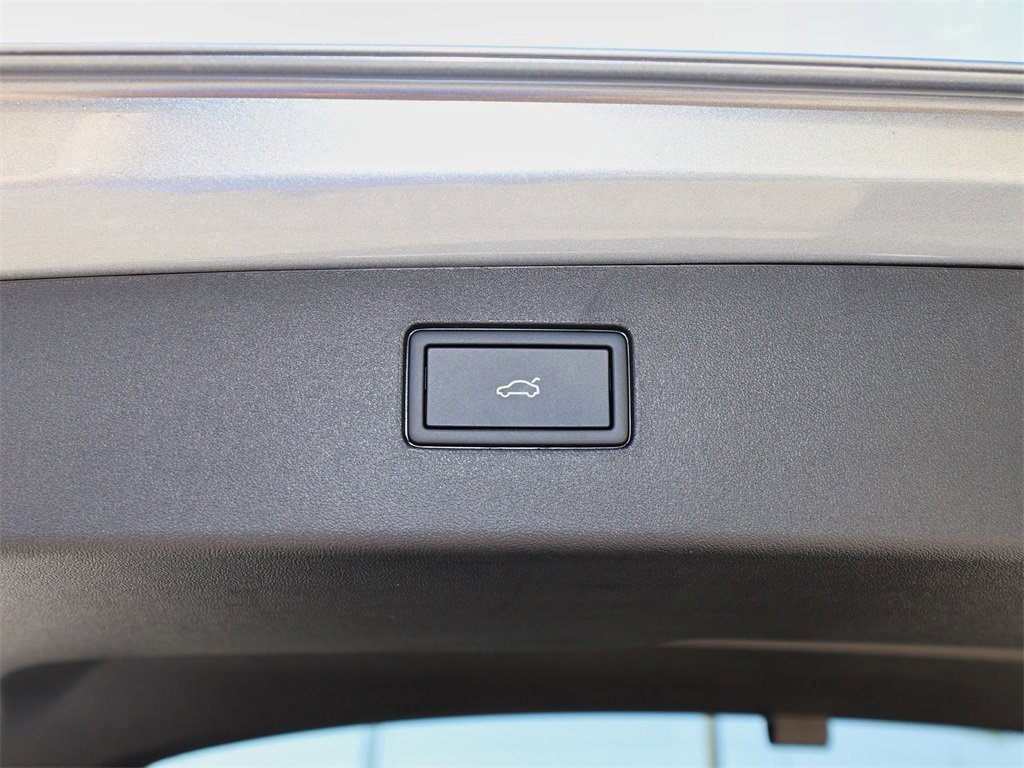 New 2025 Volkswagen Tiguan SE image 11