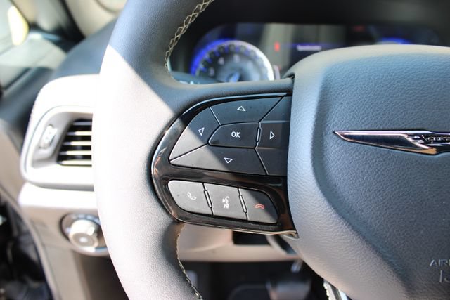 Used 2023 Chrysler Pacifica Touring-L w/ S Appearance Package AWD/4WD image 15