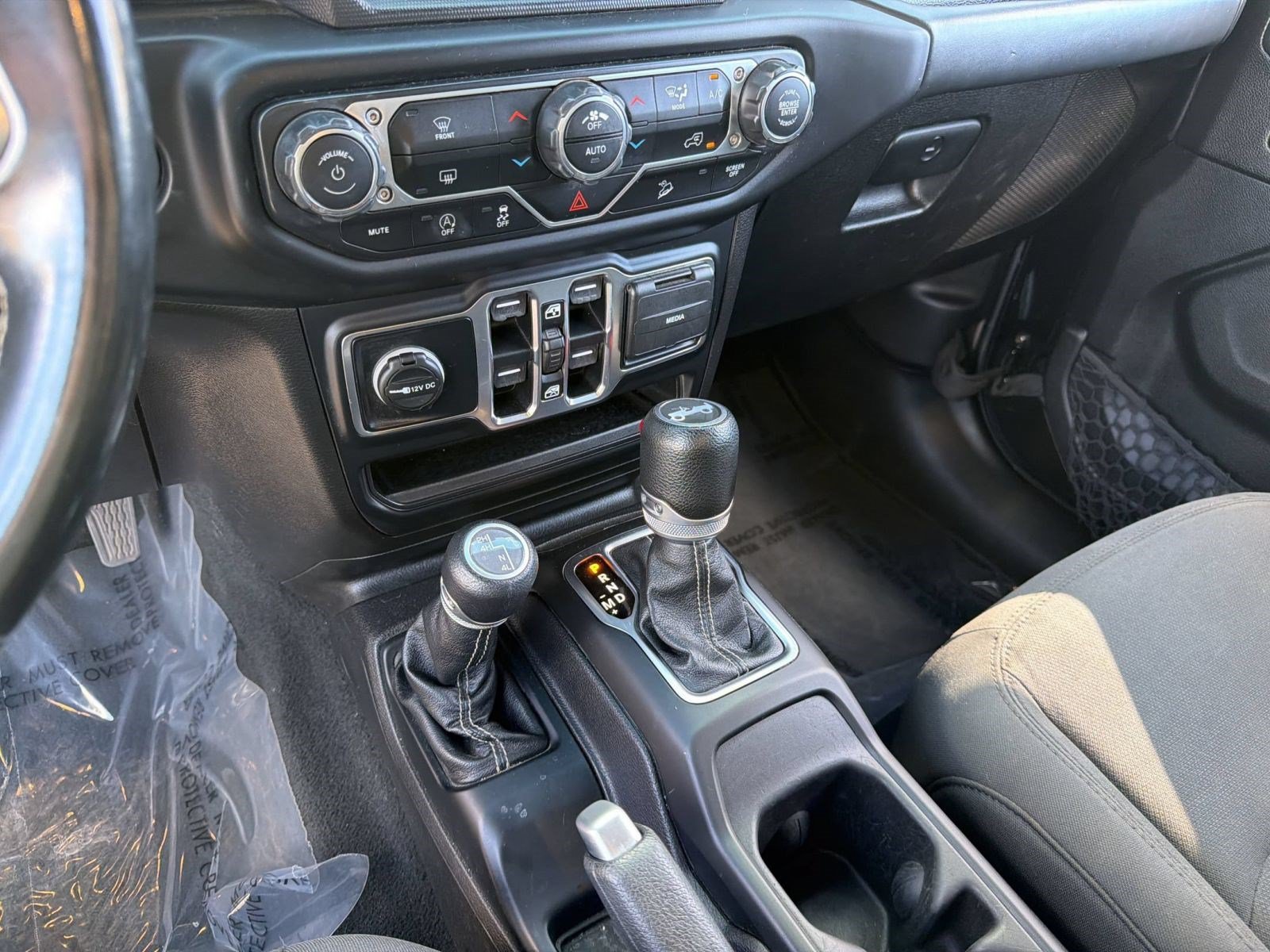Used 2020 Jeep Wrangler Unlimited Sahara w/ Uconnect 4C Nav & Sound Group AWD/4WD image 17