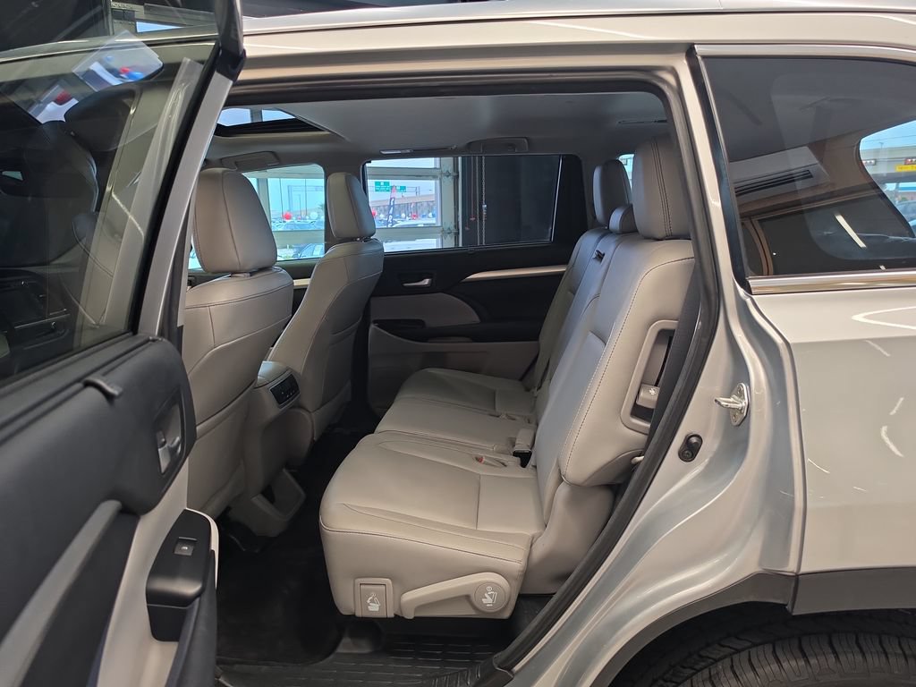 Used 2018 Toyota Highlander XLE FWD image 31