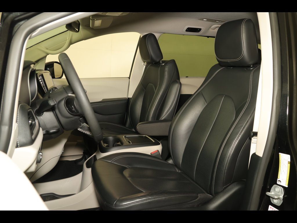 Used 2022 Chrysler Pacifica Touring-L image 24